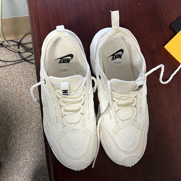 Nike - Picture 3 of 4